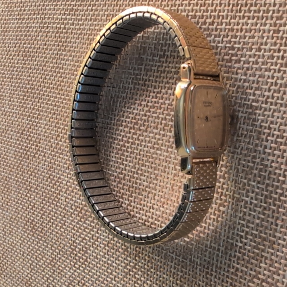 Seiko Gold Rectangular Quartz Watch Vintage Looks Almost New Works Great 8" - Picture 6 of 11